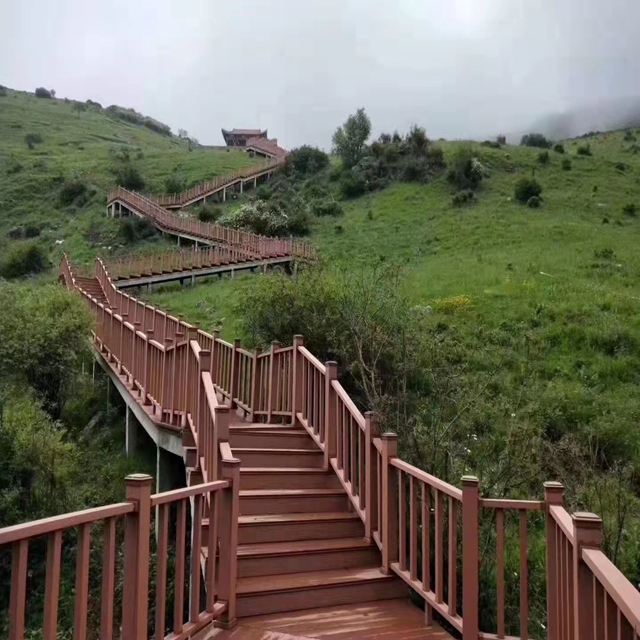 弯曲的登山防腐木栈道